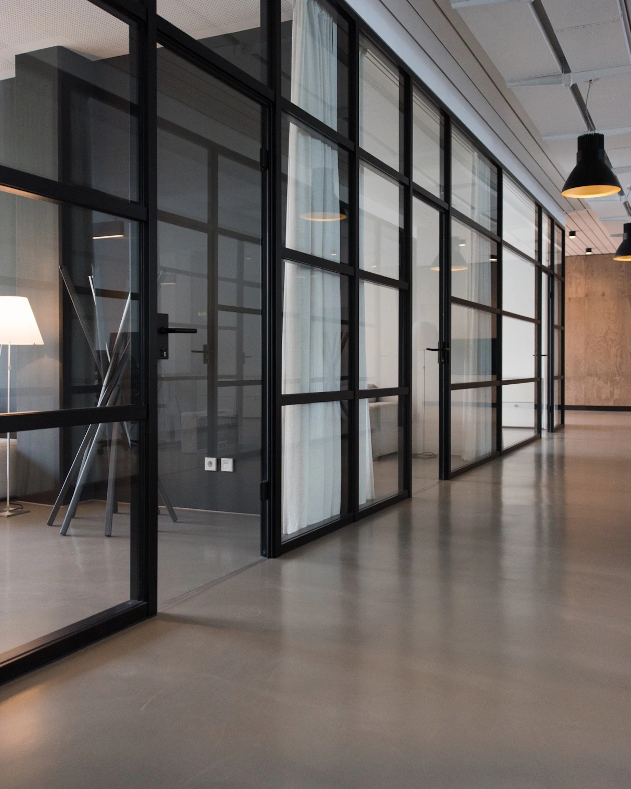 Espacio de trabajo con oficinas acristaladas y luz natural